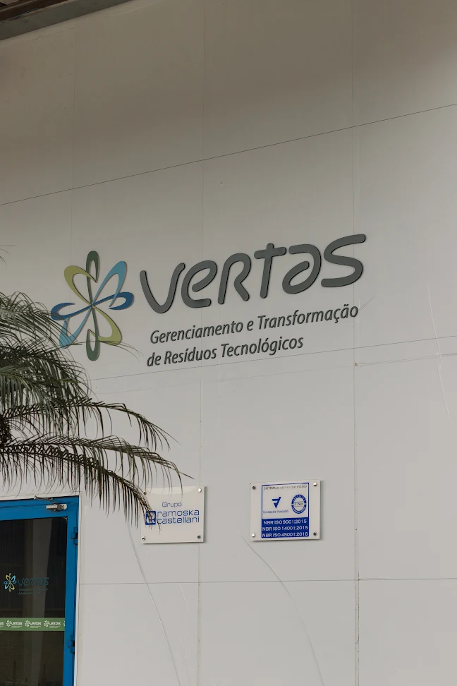 Vertas logo na fachada do prédio